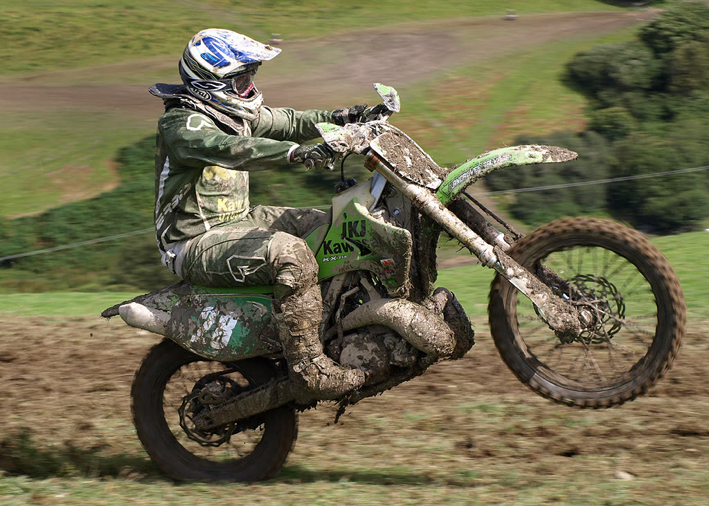 enduro motociklai prie sodybos