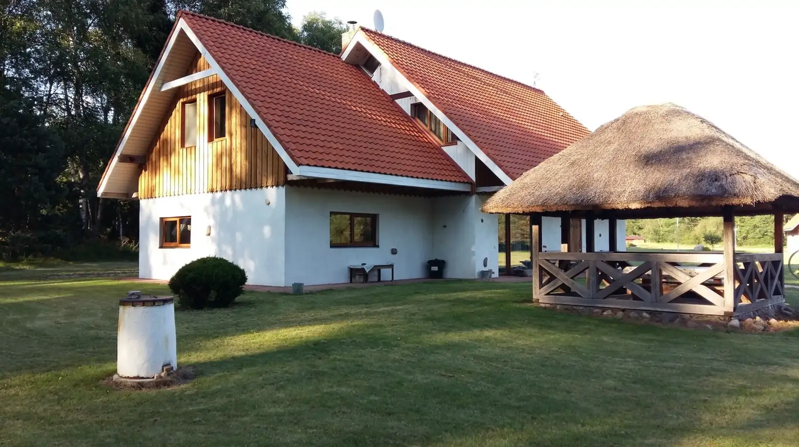 Inkilų sodybos namai iš kiemo pusės